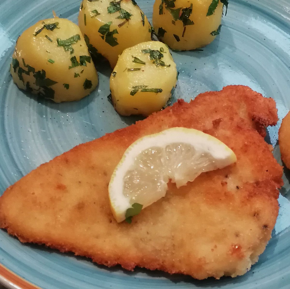 MikeKocht's tweet image. Sonntags #Twooking klassisch und doch wieder nicht: Paniertes #Schnitzel
Aber nicht vom Kalb sondern vom Huhn, dafür mit Parmesan in der Panierung
Dazu Petersil-Erdäpfel (-Kartoffel) und 2erlei Salat (grün und rot)

mikekocht.at/2024/07/28/sch…