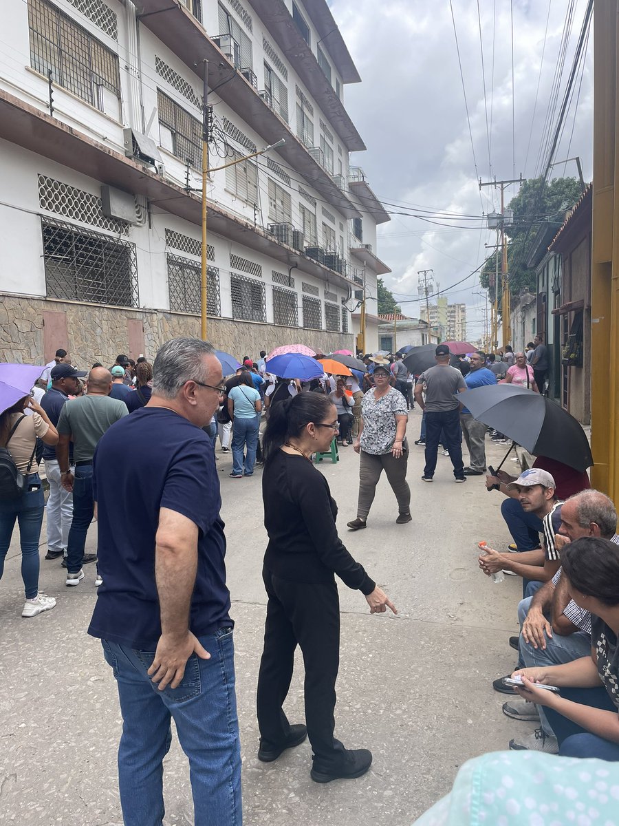 katiuskaromero's tweet photo. Colegio Don Bosco  #valencia Centro vacío adentro y la cola no avanza. https://t.co/nsNjzglboU