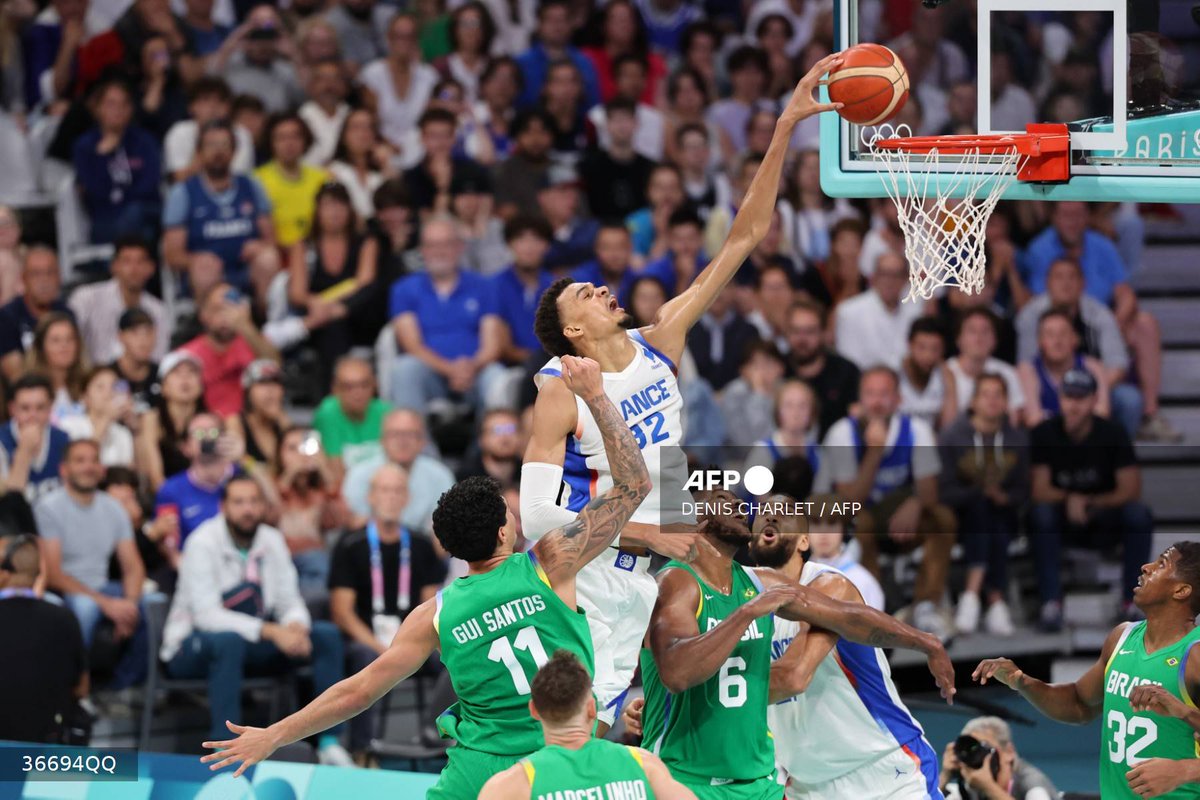 Allez avec un peu de retard, je me lance dans un fil jour par jour de photos des journalistes de l'AFP sur les JO. 

Panel forcément subjectif. Les crédits sont sur les photos, suivez les sur leurs réseaux !

Jour 1, samedi 27 (je vous ai dit que j'étais en retard).
#Paris2024