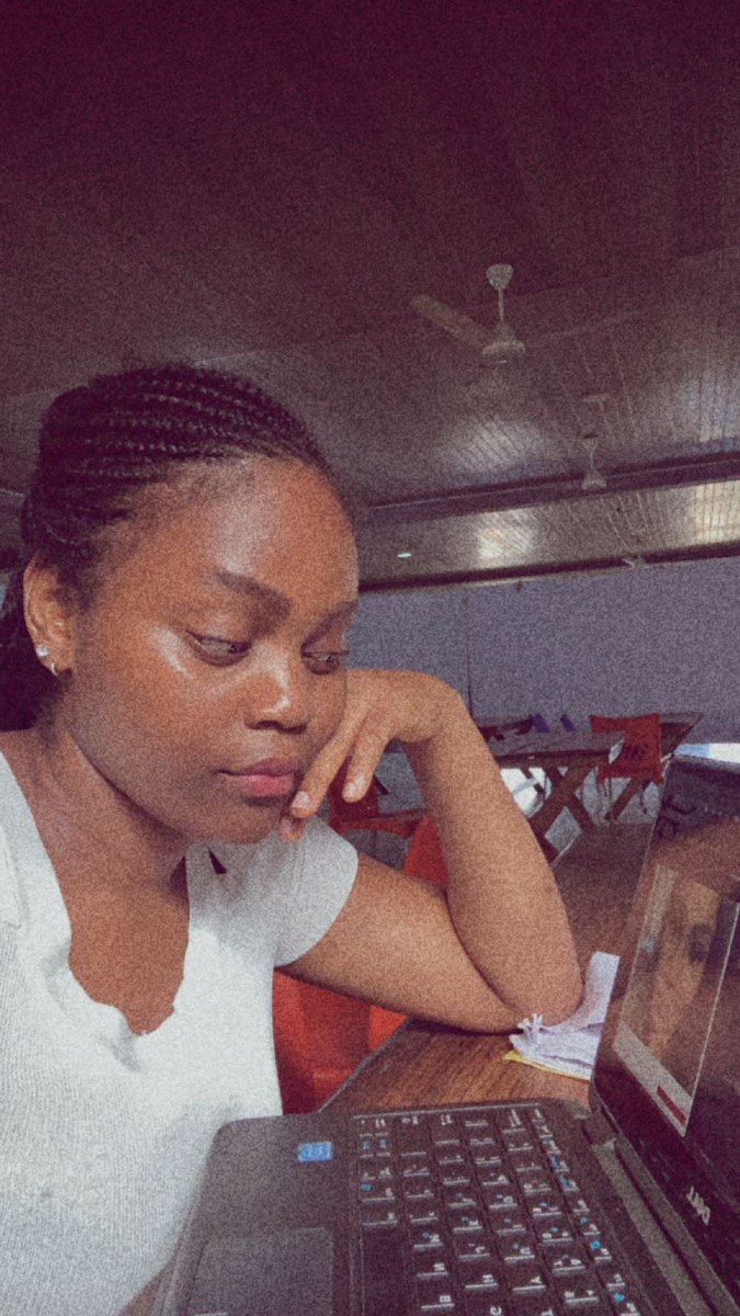essienjoy_'s tweet image. Staring at my code so that it can debug itself 🌚