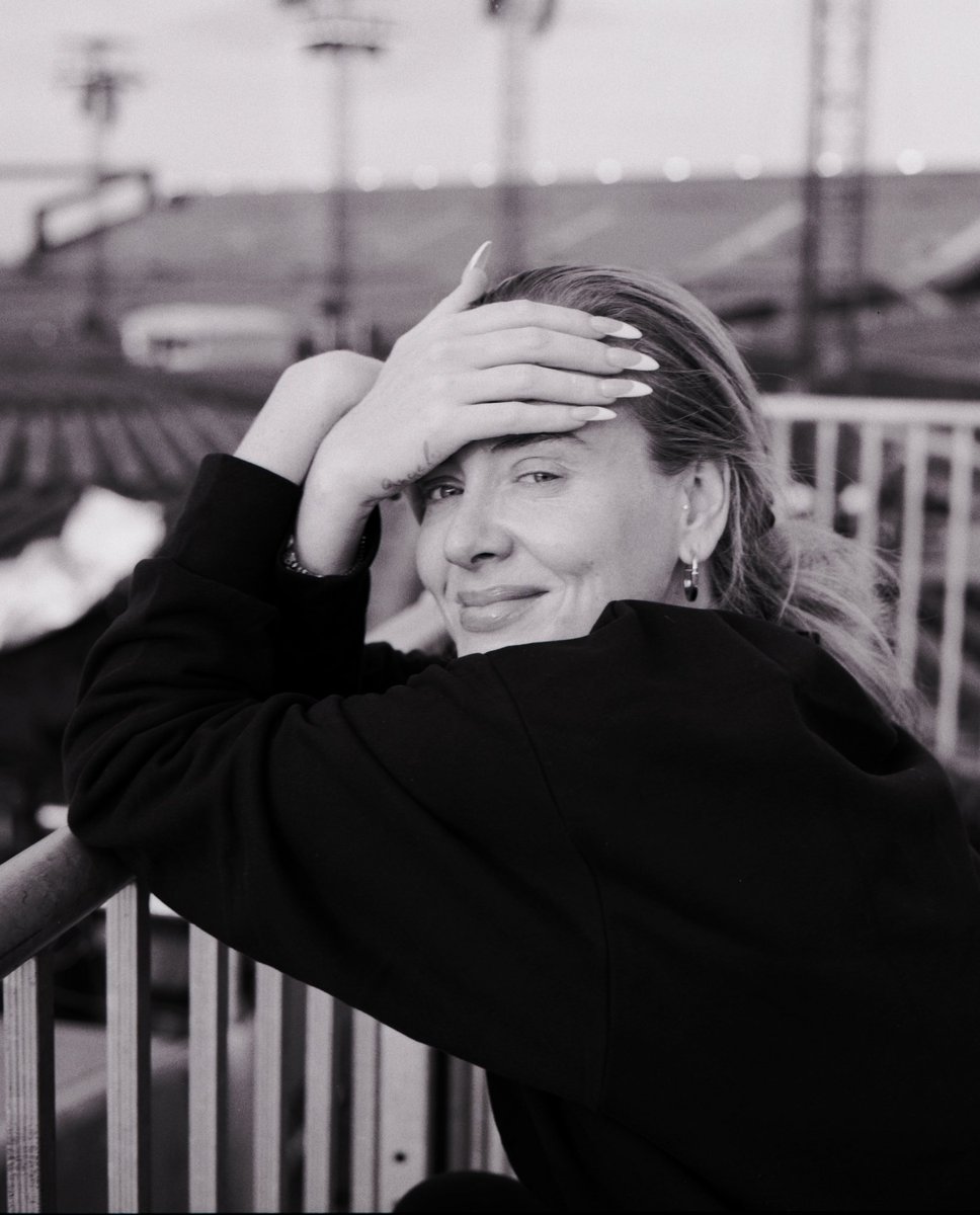 Adele's tweet image. Ich kann es kaum erwarten, euch am Freitag zu sehen! ❤️