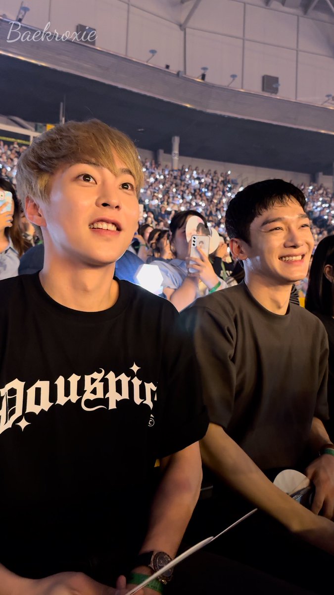 DoKyungLoey's tweet photo. describe felicidad con una imagen:

minseok &amp; jongdae mirando a baekhyun🥹✨️ https://t.co/1JuXp6NrST