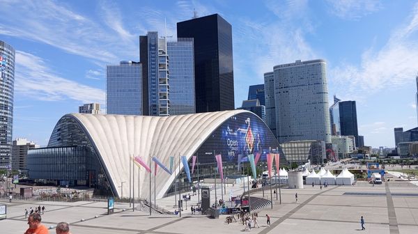 | #CubaInspira🇨🇺 #JuegosOlímpicos | 

París no es solo la Torre Eiffel, el Arco de Triunfo o el Museo del Louvre. Esta maravillosa ciudad también tiene su zona moderna, llena de rascacielos y gigantescos centros comerciales y de recreación, llamada La Defensa. 

 🔗Pavel Otero