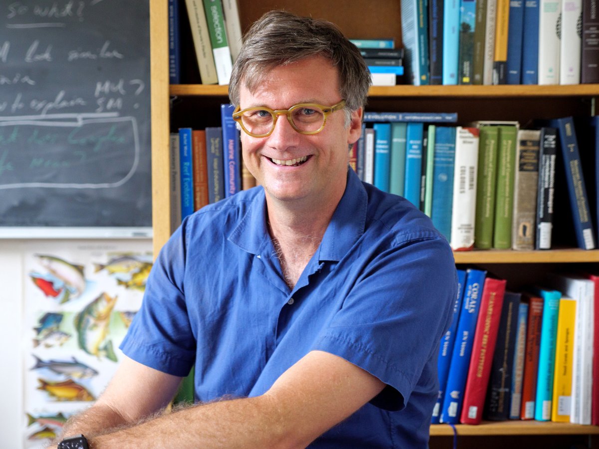 The paleobiologist Carl Simpson uses computer modeling and experiments with living organisms to study whether the physics of cold water causes cells to act collectively like a multicellular creature. quantamagazine.org/the-physics-of…