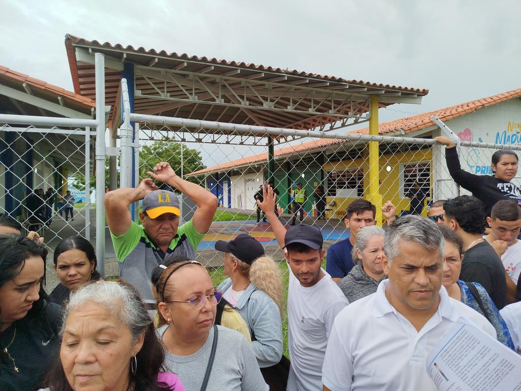 #28Julio CEI Simoncito Urb Prados del Sol, #Araure #Portuguesa la coordinadora del centro de votación, no permite el acceso de miembros y testigos de mesa #Presidenciales2024