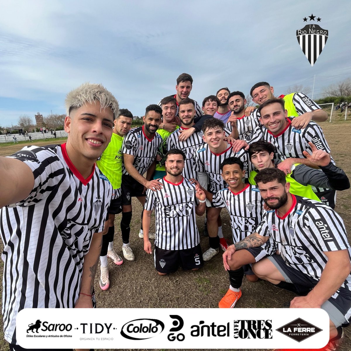 𝙑𝙄𝘾𝙏𝙊𝙍𝙄𝘼 𝙀𝙉 𝘾𝘼𝙎𝘼 🕺🏻 #SelfieCebrita 

#CuadroQueridoSalú ⚪️⚫️