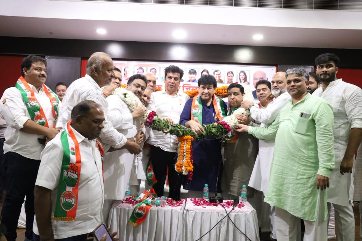 devendrayadvinc's tweet photo. चाँदनी चौक ज़िला कार्यकारिणी बैठक!

आज बैठक की शुरुआत दिल्ली सरकार और MCD की लापरवाही की वजह से जान गँवाने वाले छात्रों को श्रद्धांजलि देकर की गई।

सभी ने वर्त��ान सरकार की कमियों और लापरवाहियों को लगातार उजागर करते रहने का प्रण लिया जिससे भविष्य में देश का होनहार युवा अपनी क़ीमती जान दिल्ली सरकार और MCD की वजह से न गँवाये।
#आप_का_जानलेवा_मॉडल
