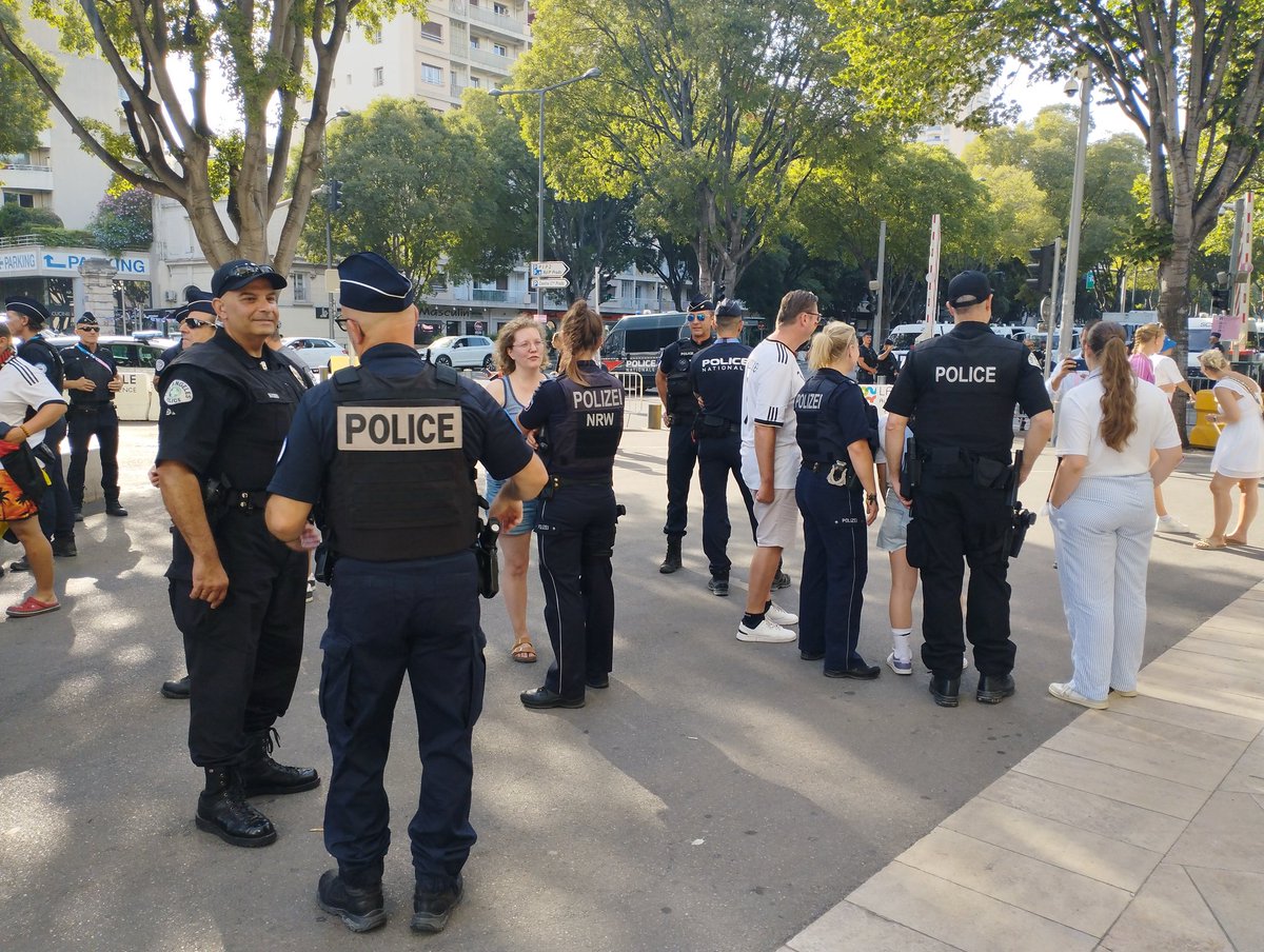 PoliceNat13's tweet photo. #àlinterieurDesJeux Match football féminin #ALLUSA à #Marseille. Présentation du dispositif de sécurité au Chef @LAPDHQ . Los Angeles accueillera les JO en 2028. Au milieu des supporters, des échanges constructifs dans l'excellente ambiance des #JO2024 https://t.co/uOQ1M1ZE6N