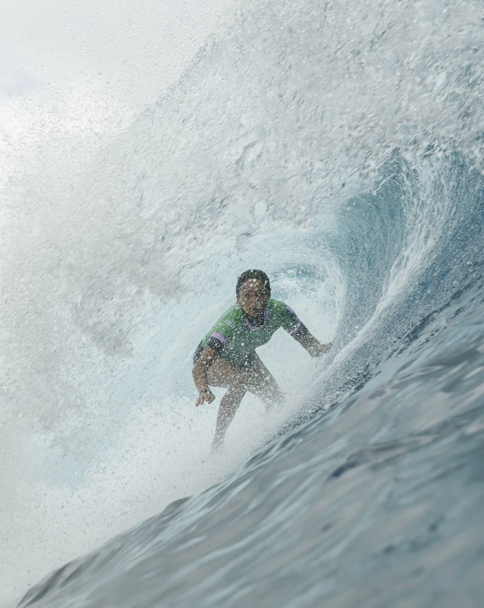 Paris2024's tweet photo. Here we go again on the Teahupo'o wave 🌊
To get you in the mood, we're sharing a few pics from yesterday's first round
-
C'est reparti sur la vague de Teahupo'o 🌊
Pour vous mettre dans l'ambiance, on vous partage quelques photos d'hier lors du premier tour

📸 Getty / Ed Sloane / Pool