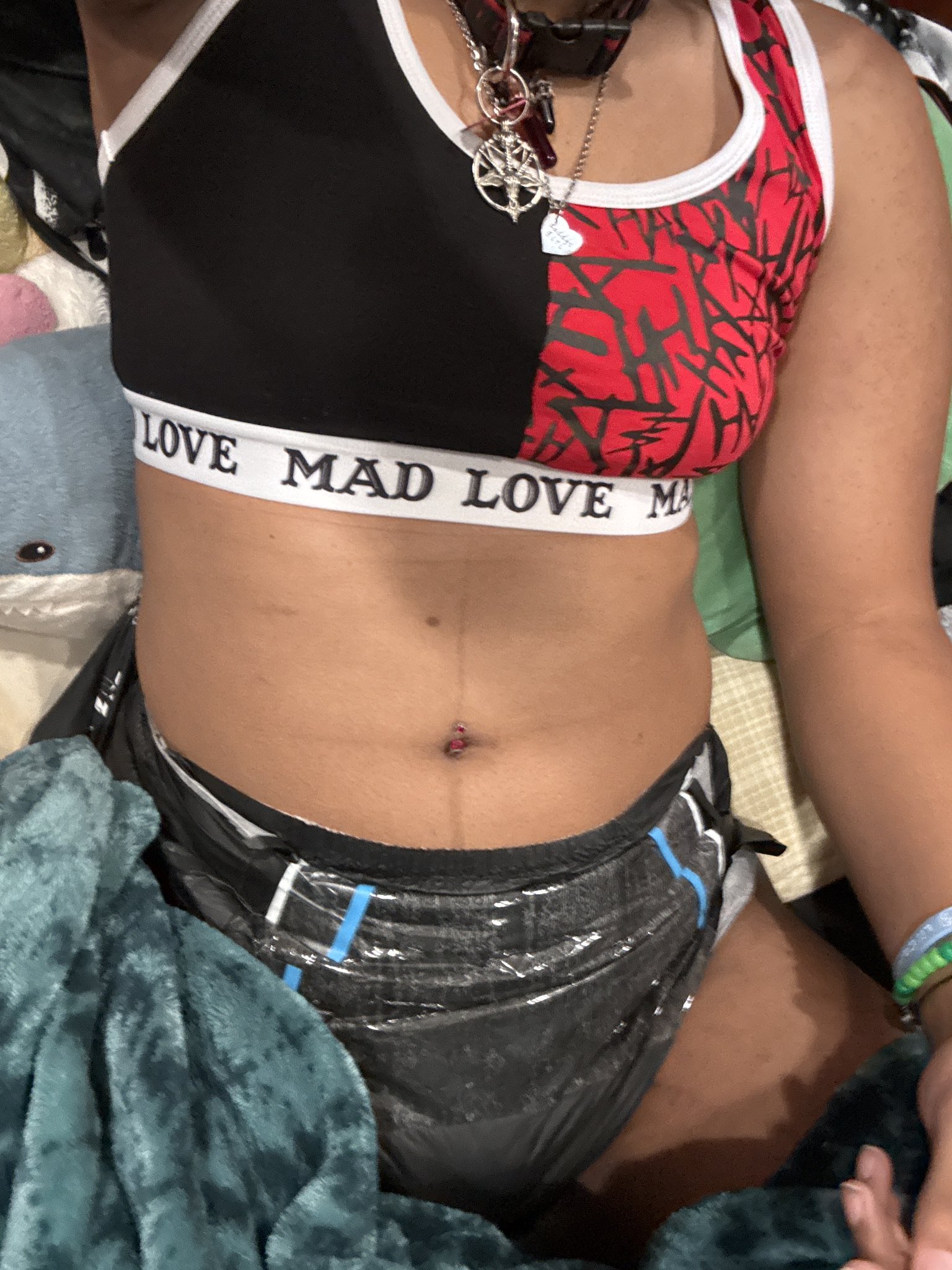 3 pic. i need to nap but wanted to give yall some cute pics first❤️🖤💖 https://t.co/L4BDwLKEVG