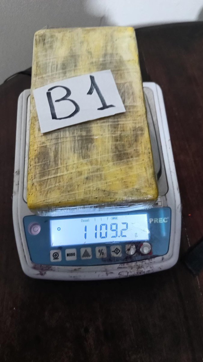PatoBullrich's tweet photo. MOCHILAS SOSPECHOSAS

Los gendarmes hicieron bien en desconfiar: estaban repletas de cocaína. Frenaron el ómnibus que venía de Salta en Tucumán, inspeccionaron, identificaron las mochilas, incautaron los 14 kilos y detuvieron al propietario.

Paso a paso hacia una Argentina libre de drogas.
