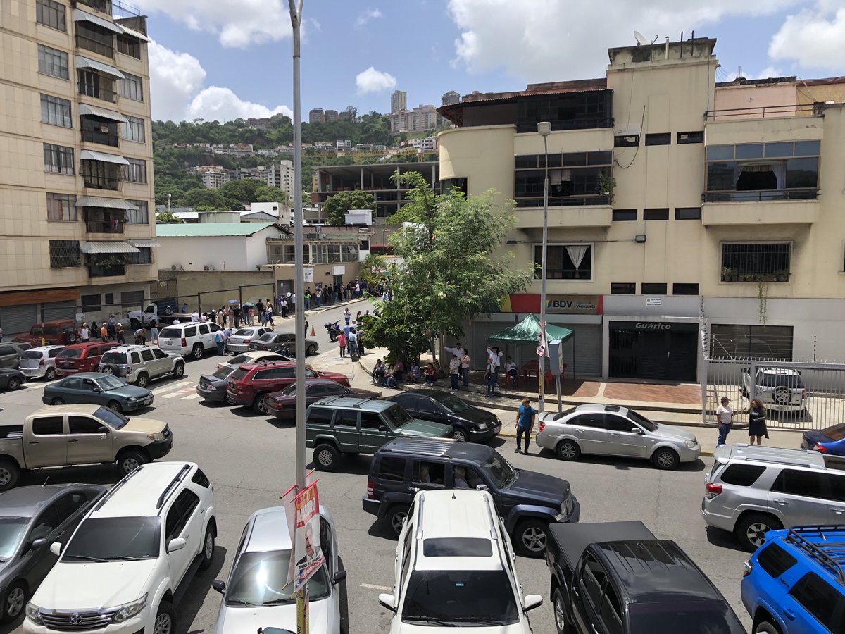 11:46am votantes en cola en Centro de Votación Santa Caterina de Siena. Urb. Santa Monica. Pquia. San Pablo Pedro. Caracas