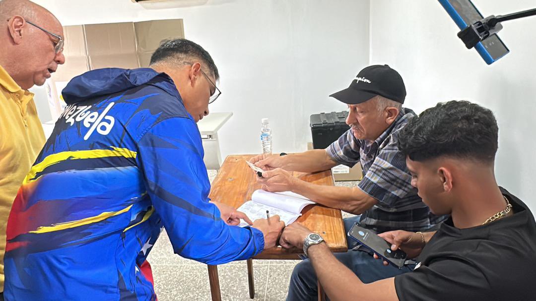 TellecheaRuiz's tweet photo. Ejercí mi derecho al voto en esta elección presidencial, donde nuevamente se destacó la capacidad técnica y logística de primer nivel del Consejo Nacional Electoral y la cultura democrática y de paz que siempre ha caracterizado al pueblo de Venezuela, movilizado en una jornada que transcurre con normalidad por un futuro de estabilidad y armonía entre hermanos y hermanas de una misma Patria.
