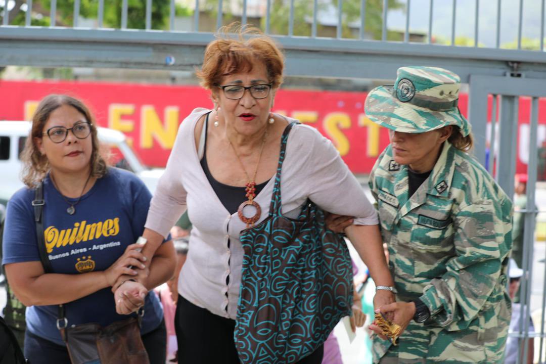 Transcurre con normalidad el proceso electoral venezolano, el pueblo acude en sana paz, con alegría y en familia a votar. La Fuerza Armada Nacional Bolivariana continúa acompañando al <a href="/cneesvzla/">cneesvenezuela</a> para garantizar el derecho al  sufragio 🗳️ de todos los venezolanos y venezolanas.