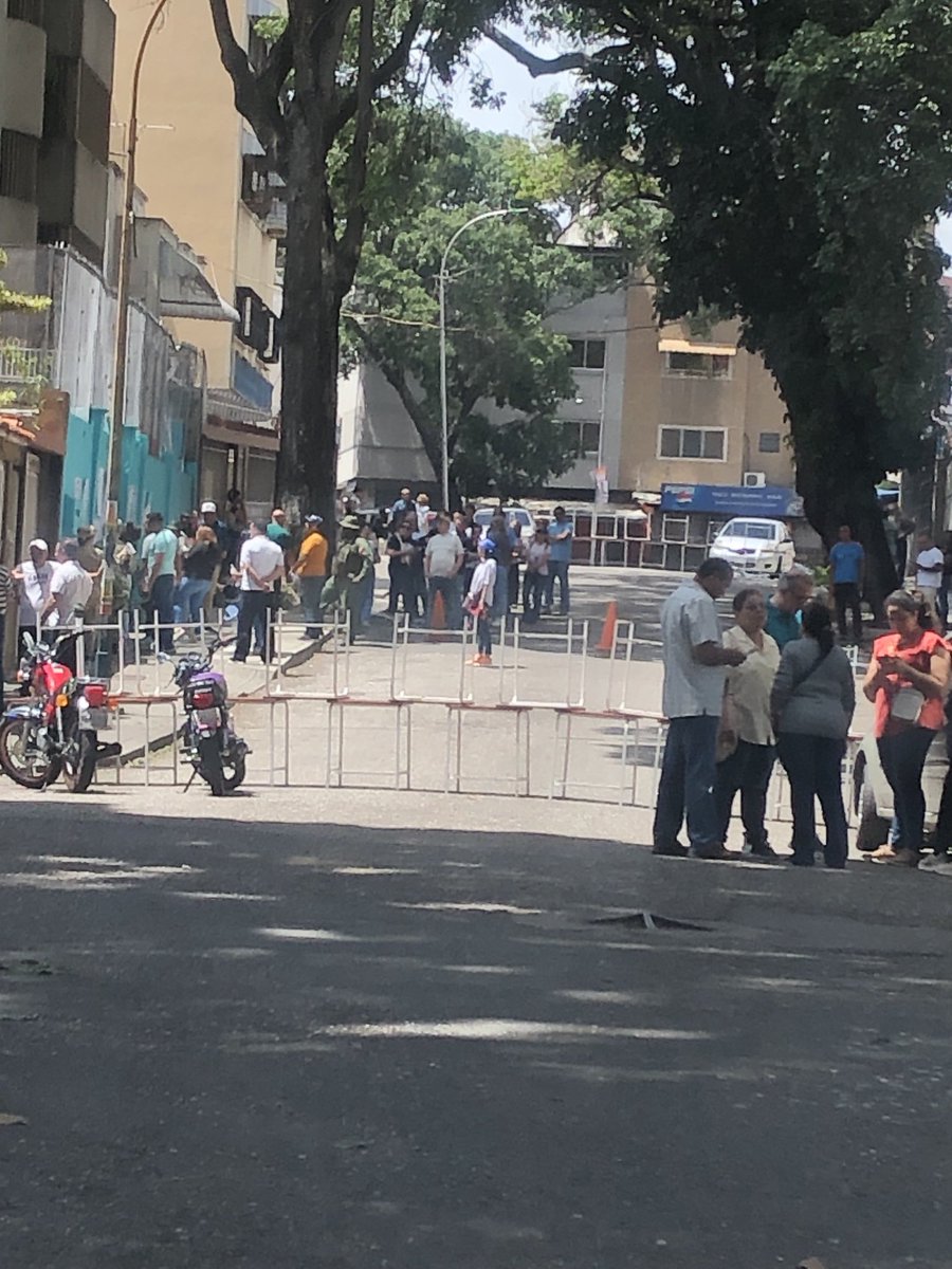 11:21am. 27Jul. Cola de votantes en centro de votación Pompilio Oropeza. Urb. Los Rosales. Pquia San Pedro. Caracas