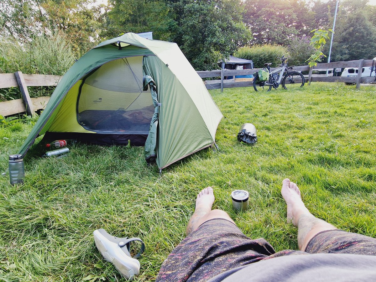 Mein Reisebüffel, ich, und ein Becher voll mit Asbach-Cola an der schönen Lahn 🥰
Welchen Hashtag muss man da verwenden? 🤔
#Radreise #Fahrradreise #Fahrradurlaub