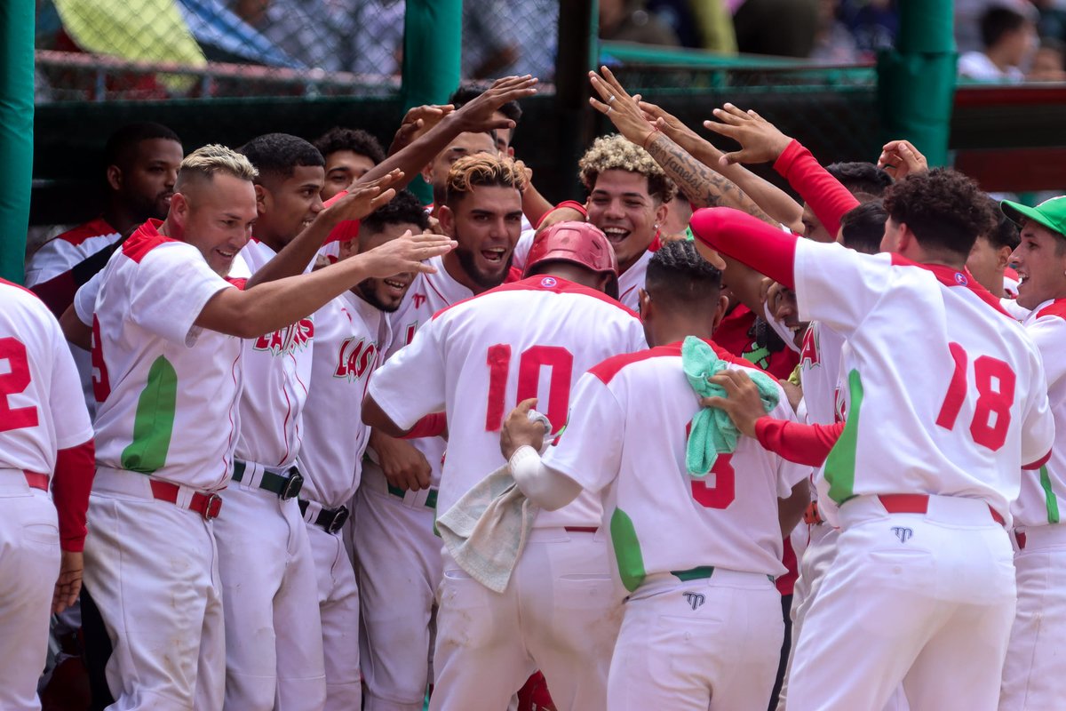 ¡Las Tunas otra vez!
Los Leñadores vencieron 6x1 a Vegueros de Pinar del Río y conquistaron el título de la #63snb, al dominar 4-1 el #playoffs2024. Por segunda ocasión consecutiva y tercera vez en la historia el equipo tunero es el campeón del beisbol de #Cuba. #BeisbolCubano