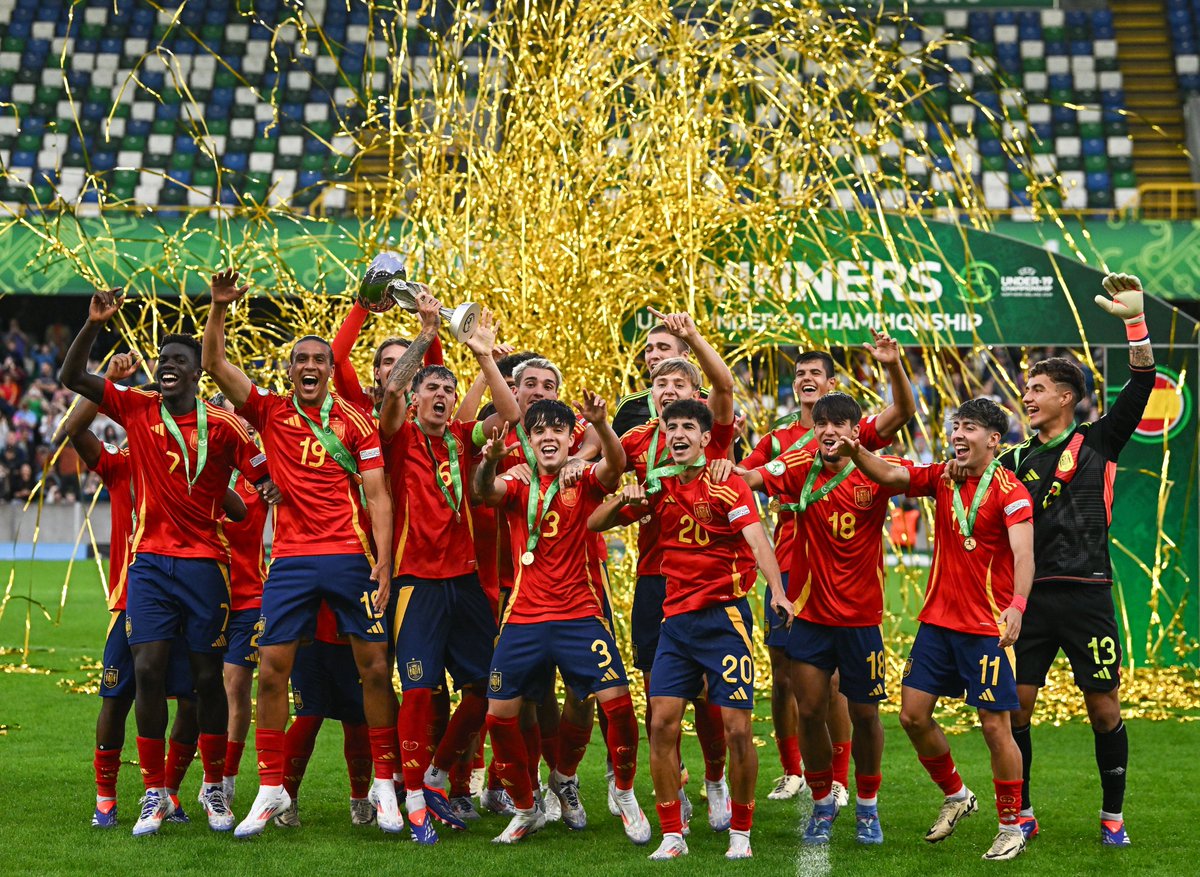📸 Tenemos 𝗟𝗔 𝗙𝗢𝗧𝗢.

✨ El momento en el que acariciamos el cielo de Belfast.

#U19EURO