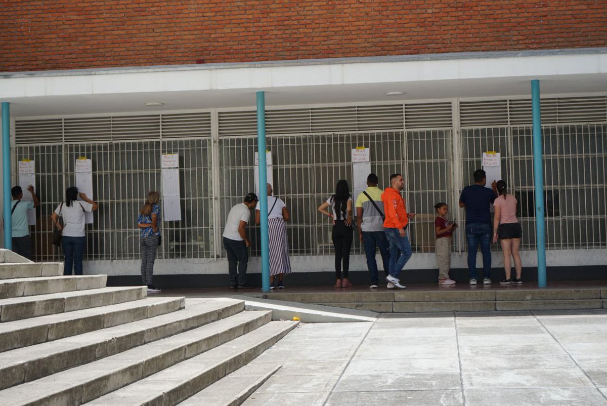 #EnFotos | La alegría y la esperanza de los electores del Liceo Andrés Bello en #Caracas demuestran que juntos construimos un mejor futuro para nuestro país 💛💙❤️

#VotoPorLaPaz