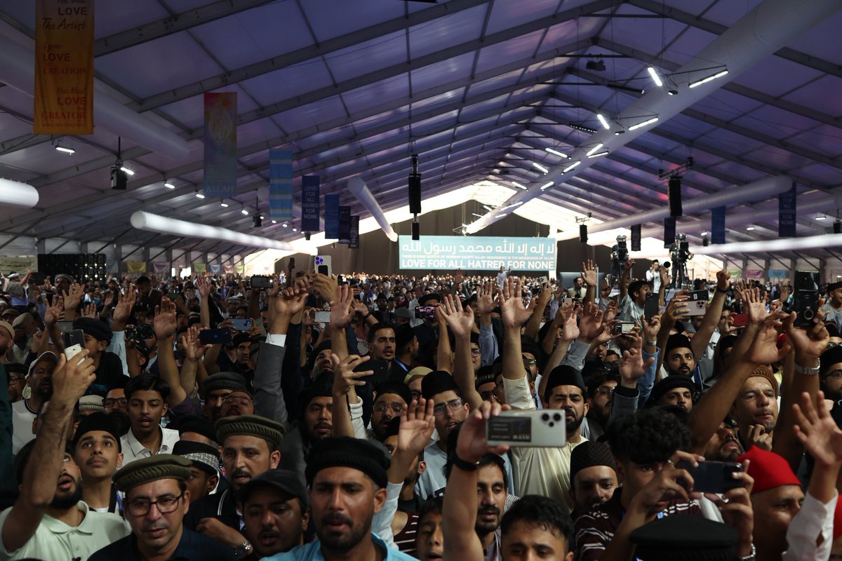 JalsaUK's tweet photo. Delegates bid a fond farewell to Hazrat Khalifatul Masih after the conclusion of the proceedings. It is  a bitter sweet moment. Sadness because it is time to depart, but with a renewed sense of belonging and brotherhood. #JalsaUK https://t.co/8OI6s7dMXh