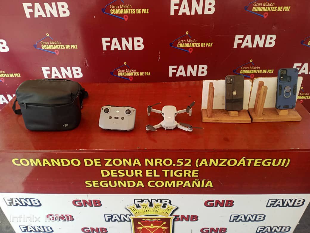 dhernandezlarez's tweet photo. En el marco de la Operación República “Elección Presidencial 2024”, dándole estricto cumplimiento a la Resolución Conjunta de los Ministerios del Poder Popular Para la Defensa y para Relaciones Interiores, Justicia y Paz, publicada en Gaceta Oficial N° 6.825 de fecha 23 de julio de 2024, efectivos de la FANB, quienes cumplen funciones de custodia, seguridad, orden y resguardo, efectuaron la aprehensión de dos ciudadanos identificados como Miguel Antonio Pachano Guerrero C.I.V-25.828.433 y Erika del Carmen Rincón Marcano C.I.V-13.841.932, quienes se encontraban sobrevolando un Drone sin autorización, en las instalaciones del Centro Electoral U.E. San Antonio de Pascuas, municipio Simón Rodríguez, estado Anzoátegui, en violación a la Providencia Administrativa que establece las disposiciones complementarias al cuerpo normativo técnico que regula las operaciones de aeronaves pilotadas a distancia en zonas de seguridad, emitido por el INAC y publicado en gaceta oficial Nro. 42.155 del 23 de junio de 2021, el cual establece en el Artículo 11, numeral k, la Prohibición de vuelos u operación de las aeronaves pilotadas a distancia... "Cuando no cuenten con los permisos, autorizaciones y la documentación técnica requerida". Además, los mencionados ciudadanos incumplieron lo establecido en la Notificación para el Hombre del Aire (NOTAM) número 1351/24, en la cual se restringen las operaciones de Aviación General y Sistemas de Aeronaves Remotamente Pilotadas desde el 26JUL24 a las 2200 UTC, hasta el 29JUL24 a las 1000 UTC. 

La FANB contribuye con el @cneesvzla para garantizar los derechos políticos de los venezolanos y venezolanas durante el proceso electoral, en concordancia con lo contemplado en nuestra CRBV y la LOPE, y permanece desplegada junto a los OSC garantizando la Paz social de nuestro pueblo y la soberanía nacional durante la Operación Plan República “Elección Presidencial 2024”. Procedimiento notificado al Ministerio Público.

#FANB 
#VotaPorLaPaz2024