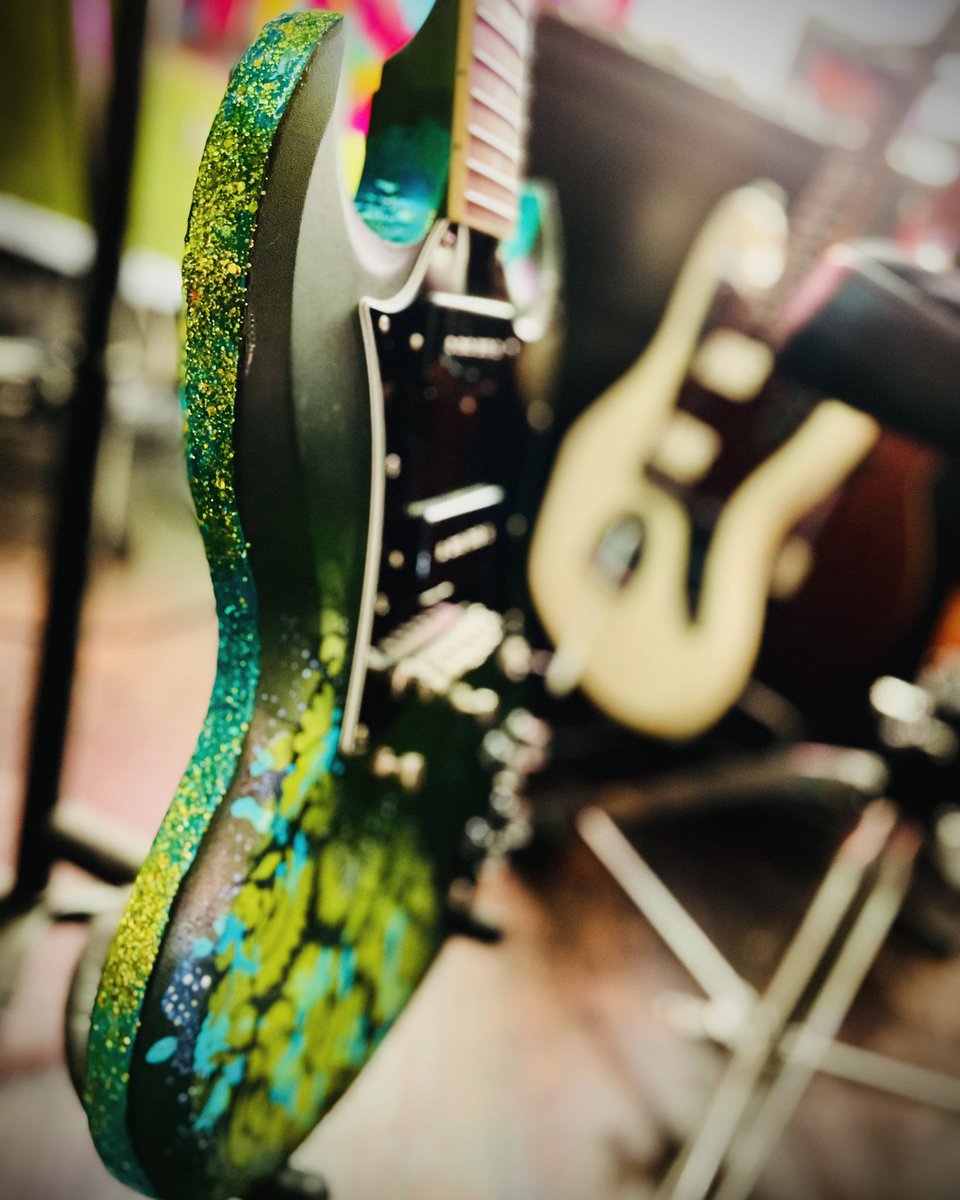 d_robles12's tweet photo. @PaigeStandard @gibsonguitar @Epiphone 💚💚💚 https://t.co/vsjS5p9tTy