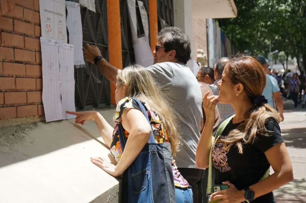 #EnFotos | La alegría y la esperanza de los electores del Liceo Andrés Bello en #Caracas demuestran que juntos construimos un mejor futuro para nuestro país 💛💙❤️
#VotoPorLaPaz