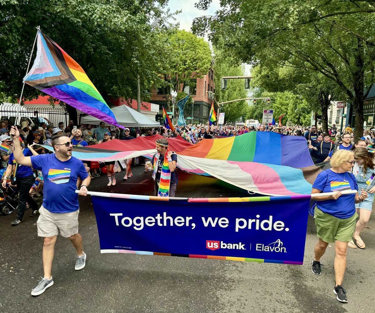 BillChin's tweet photo. U.S. Bank LGBTQ+ employees, families, and allies marching in Portland’s Pride Parade! @usbank #togetherwepride https://t.co/Hkrh5O7GaT