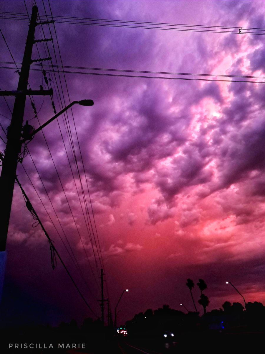 SkillarPillar's tweet photo. I held the power of a dying sun,
I climb the altar and I claim my place as God.

#sunsets #Monsoon2024 #Arizona #sunsetphotography #clouds #NatureBeauty #city https://t.co/mSi47HGKI2