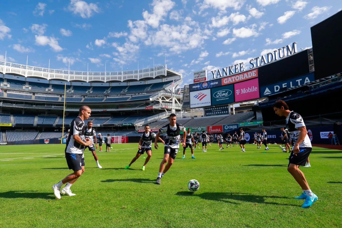 Ver entrenar a los Gallos de Querétaro 
en el Yankee Stadium es como llevar 
tamales a la Casa Blanca…. 🤣🤣🤣
