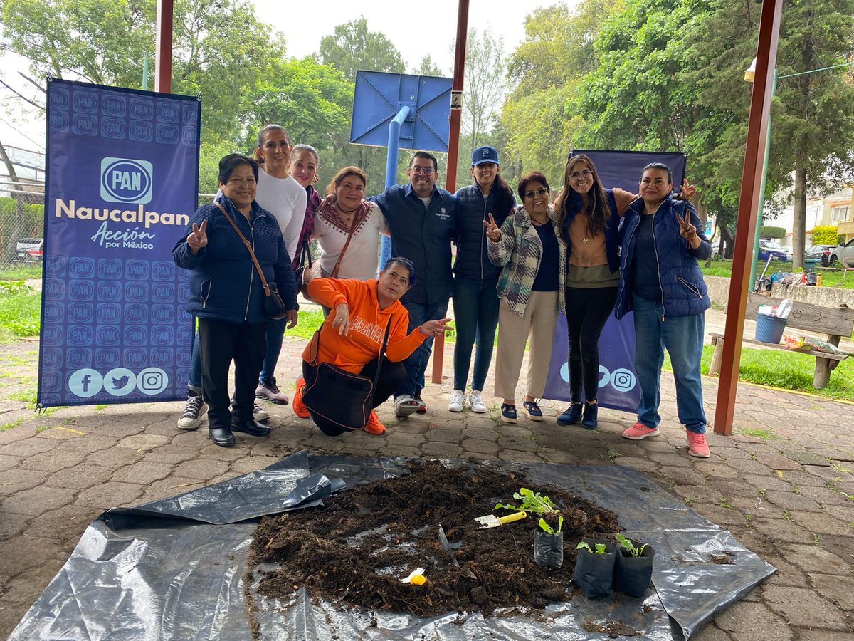 MaPaulinaP's tweet photo. Huertos urbanos en comunidad gracias a PPM Naucalpan. Aprendiendo con @Ivonnita7 y Deyanira Escobedo. Fin de semana bonito con vecinos y buenos amigos del @PAN_Naucalpan https://t.co/lJySI0i41J