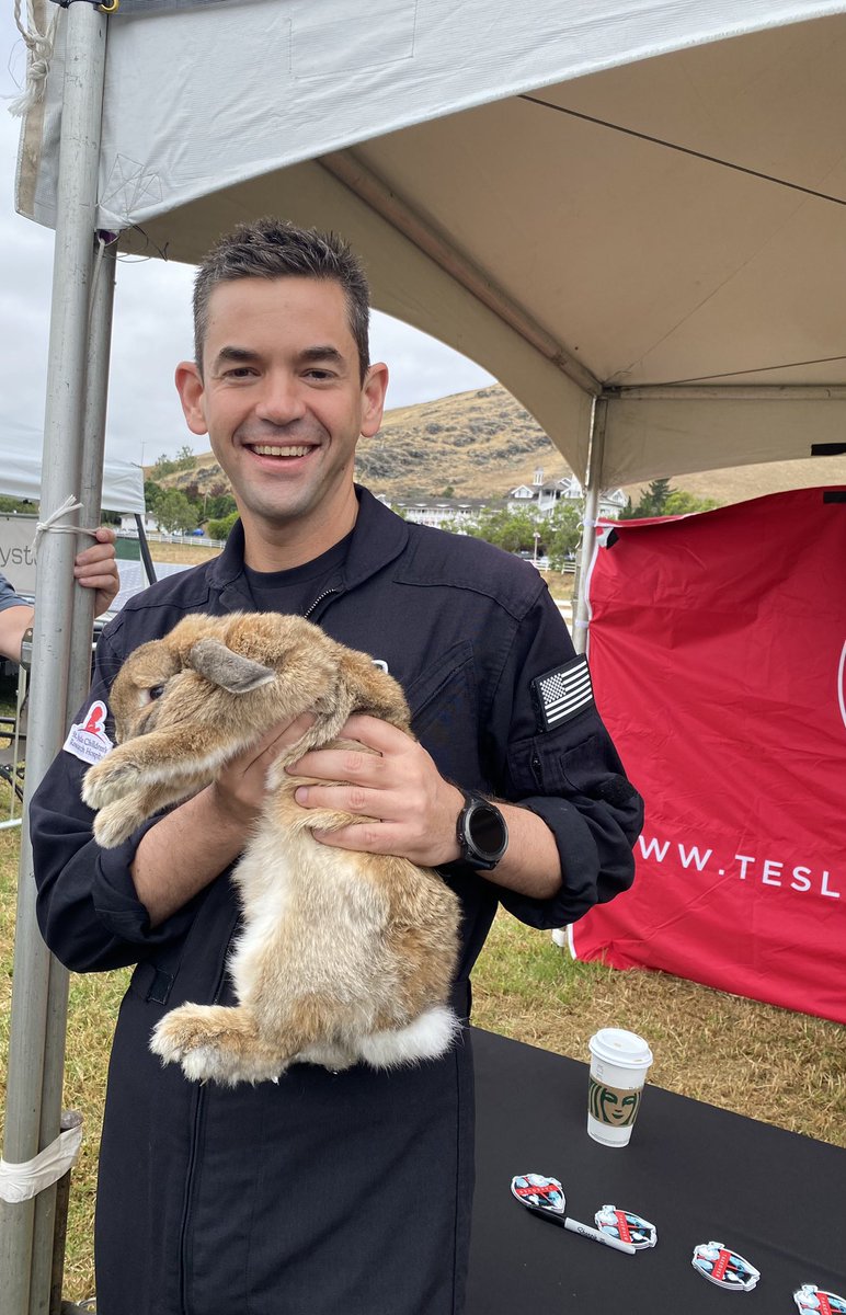 ElectricBun's tweet photo. What an honor today to meet @rookisaacman at the @theXtakeover !♥️ What a wonderful human being doing so much to inspire humanity. American Entrepreneur, Accomplished Pilot, Philanthropist, &amp; Commercial Astronaut! Amazing! ⚡️🐰♥️👨‍🚀 #Inspiration4 #SpaceX #StJudesChildrensHospital https://t.co/zR7xUNZ7NF