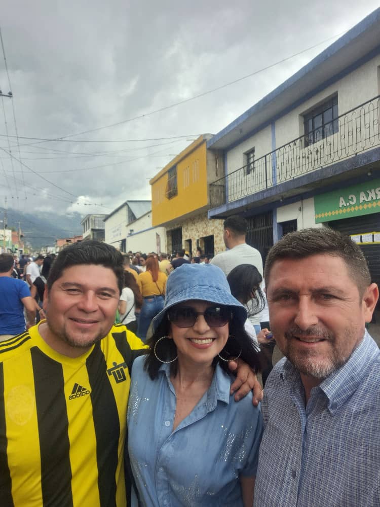 uptntms's tweet photo. Nuestro personal ejerciendo el derecho al voto, estamos de fiesta porque tenemos el triunfo asegurado.
#SalaSituacionalNacional
#UPTNTManuelaSaenz
#VotaPorLaPaz2024 
#TuVotoCuenta
#28Jul https://t.co/BVILATF8OW