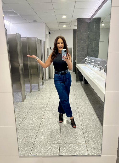 #SelfieSunday 🖤 https://t.co/aVwtkgJEUN<a href="/tag/selfiesunday"class="tags">#SelfieSunday</a>