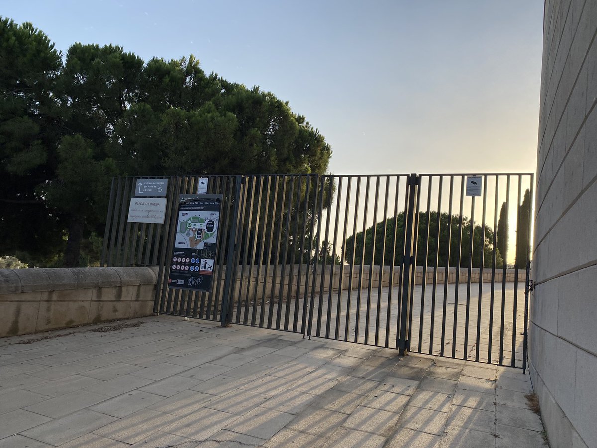 Merii______'s tweet photo. Bona tarda @barcelona_010 
Ahir i avui hem volgut accedir a Pl.Europa i estava tancat dins l’horari d’obertura mentre que no hi havia cap concert ni esdeveniment cultural a l’interior. S’ha canviat l’horari? Si és així, on es pot veure? Ha d’estar tancat més dies? Gràcies https://t.co/ibGKk9qCh4