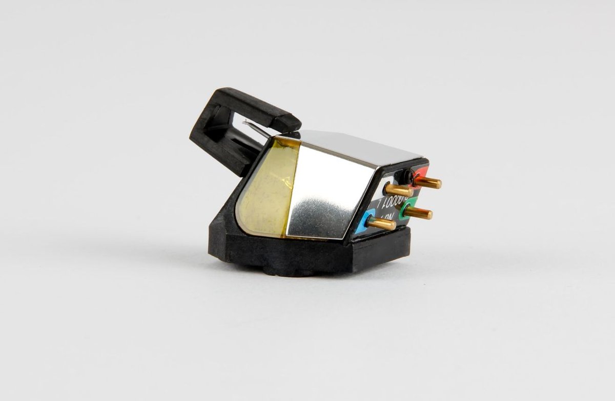 @‌Regaresearch presenta la cápsula Nd7, con imán de neodimio, el más potente del mundo. Disfruta de una precisión de seguimiento sin igual, máxima potencia y un sonido excepcional

¡El resultado de más de 10 años de desarrollo!

#Nd7 #Rega #cartridge #HiFi #turntable