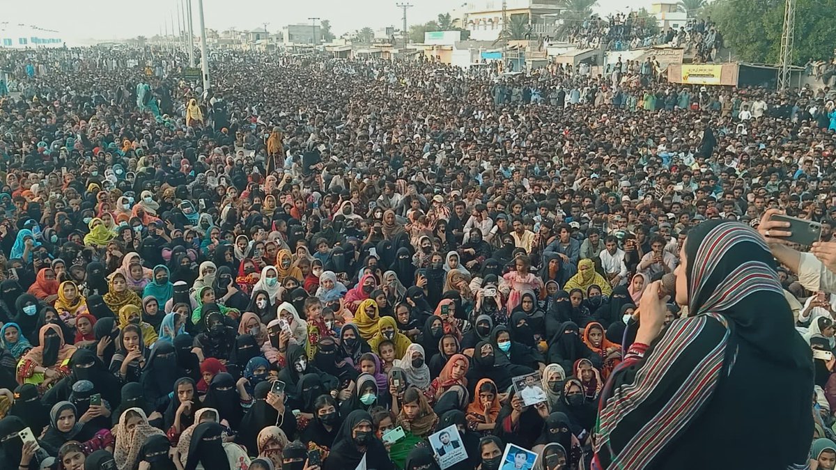 AsadAToor's tweet photo. 🚨🚨
Young and charismatic Baloch daughter @MahrangBaloch_ is face of peaceful Baloch resistance against state oppression, she is not only a ray of hope for thousands of Baloch missing persons families but emerged as a binding force marginalised segments of #Balochistan. Glimpse of her speech in #Gwadar today where thousands gathered to listen her.
