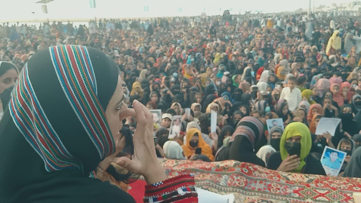 AsadAToor's tweet photo. 🚨🚨
Young and charismatic Baloch daughter @MahrangBaloch_ is face of peaceful Baloch resistance against state oppression, she is not only a ray of hope for thousands of Baloch missing persons families but emerged as a binding force marginalised segments of #Balochistan. Glimpse of her speech in #Gwadar today where thousands gathered to listen her.