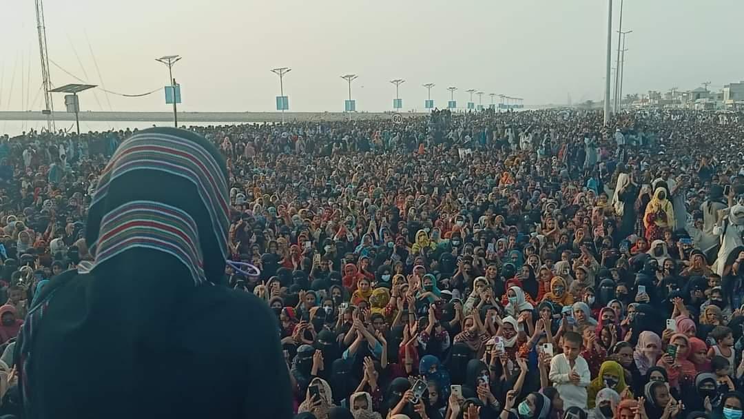 AsadAToor's tweet photo. 🚨🚨
Young and charismatic Baloch daughter @MahrangBaloch_ is face of peaceful Baloch resistance against state oppression, she is not only a ray of hope for thousands of Baloch missing persons families but emerged as a binding force marginalised segments of #Balochistan. Glimpse of her speech in #Gwadar today where thousands gathered to listen her.