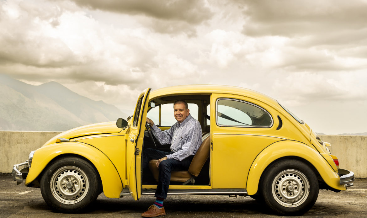 Este escarabajo y su piloto son un símbolo para Venezuela. Frente a los desmanes de los enchufados (esa otra metáfora de la vileza), un hombre decente en un carro sencillo habla de lo que queremos dejar atrás y lo que deseamos que se imponga como democracia para todo el mundo