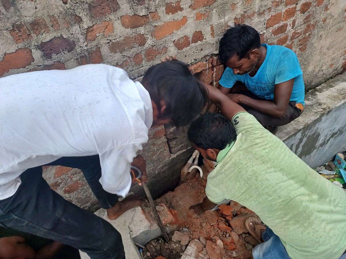 AmanKumar226's tweet photo. The dog was trapped between two walls and unable to move,his breathing growing increasingly slow.When I saw him in this dire situation,I immediately called my friends.After some deliberation,we decided to rescue him.@DistrictPaschim @HareramSinghMLA @amcasansol @ShatruganSinha https://t.co/N4HZPArAmS