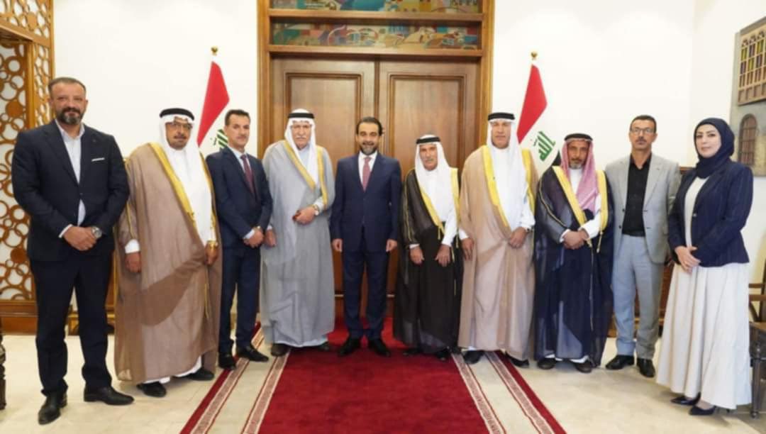 AzharJumaili's tweet photo. شيوخ الحلبوسي وجيش المجاهدين وتبني عودة التنظيمات الإرهابية
رسالة إلى السيد رئيس الوزراء المحترم والسيد وزير الداخلية المحترم:
أولاً، الأنبار أمانة في رقابكم، ودماء أبنائكم الشيعة قبل السنة ليست رخيصة إلى هذا الحد. الأنبار ليست إقطاعية، ونحن لسنا مجموعة مرتزقة ندافع عن الوطن لتباع دماؤنا للحلبوسي وزمرته.
نلاحظ اليوم تدهورًا واضحًا بين القوات الأمنية وانكسار الشرفاء في محافظة الأنبار بعد عودة الدواعش وتبني الحزب الحاكم عودتهم. كما نرى اليوم عودتهم إلى الساحة، فقد شهدنا أمس مسؤول عملية اغتيال الشيخ عيفان السعدون العيفان احتفلوا ايضًا بعودته إلى منطقته وسط إطلاقات نارية وتفرج القوات الأمنية على مطلقي النار بسبب خجل السيد اللواء قائد شرطة الأنبار من الحلبوسي، وخجله أمام تلفون محافظ الأنبار (السكرتير)، حيث يرزله في كل عمل أمني يقوم به من أجل المحافظة.
لذا نطالب السادة المعنيين بتغيير قائد شرطة الأنبار فورًا بعد الخرق الذي لاحظناه اليوم في الفيديو والصور، حيث ظهر الإرهابي المفرج عنه (صادق هادي جراد اللهيبي) وابنه الإرهابي (أبو الحارث).
شكرًا لسيادتكم على تفهم الأمر وعدم الانصياع لأطماع الإرهابيين السياسيين.
وفقنا الله وإياكم لخدمة العراق والعراقيين، وحفظ الأنبار والعراق من كيد الإرهاب.