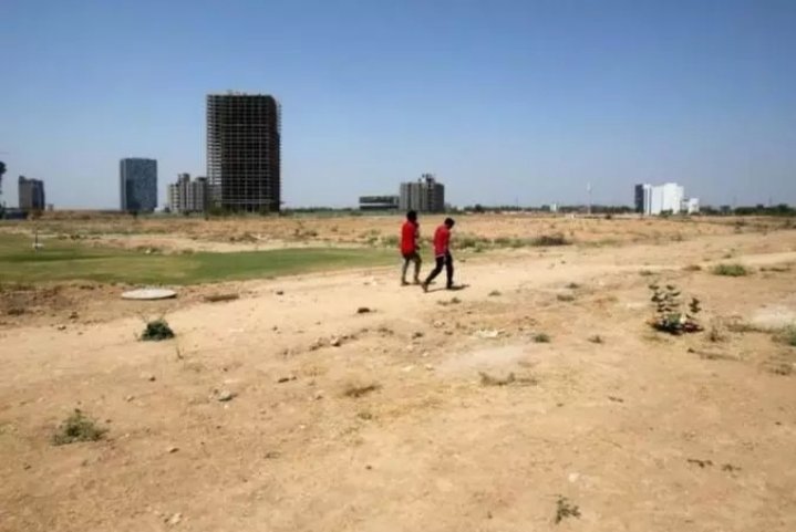 UPSC_GK24's tweet photo. A 300-square-yard plot in Vrindavan, UP, originally priced at ₹60 lakh, fetched a whopping ₹30 crore during an e-auction by MVDA!

Sign of booming real estate or strategic bidding?

Rental Property Investing: https://t.co/42cHtp2CIG

#RealEstate #Vrindavan #AuctionNews https://t.co/y16ZmUmcvX