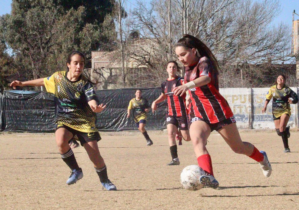 ClubSeptiembre's tweet photo. Las chicas también ganaron ⚽️🇾🇪

En un gran fin de semana Tricolor el equipo femenino del Club Atlético 10 de Septiembre le ganó 1 a 0 a Carmensa con gol de Abril Toro y siguen prendidas arriba.

¡Somos Tricolores! 🇾🇪

#Trico2024 ⚫️⚪️🔴 https://t.co/dXbZLTBy3k