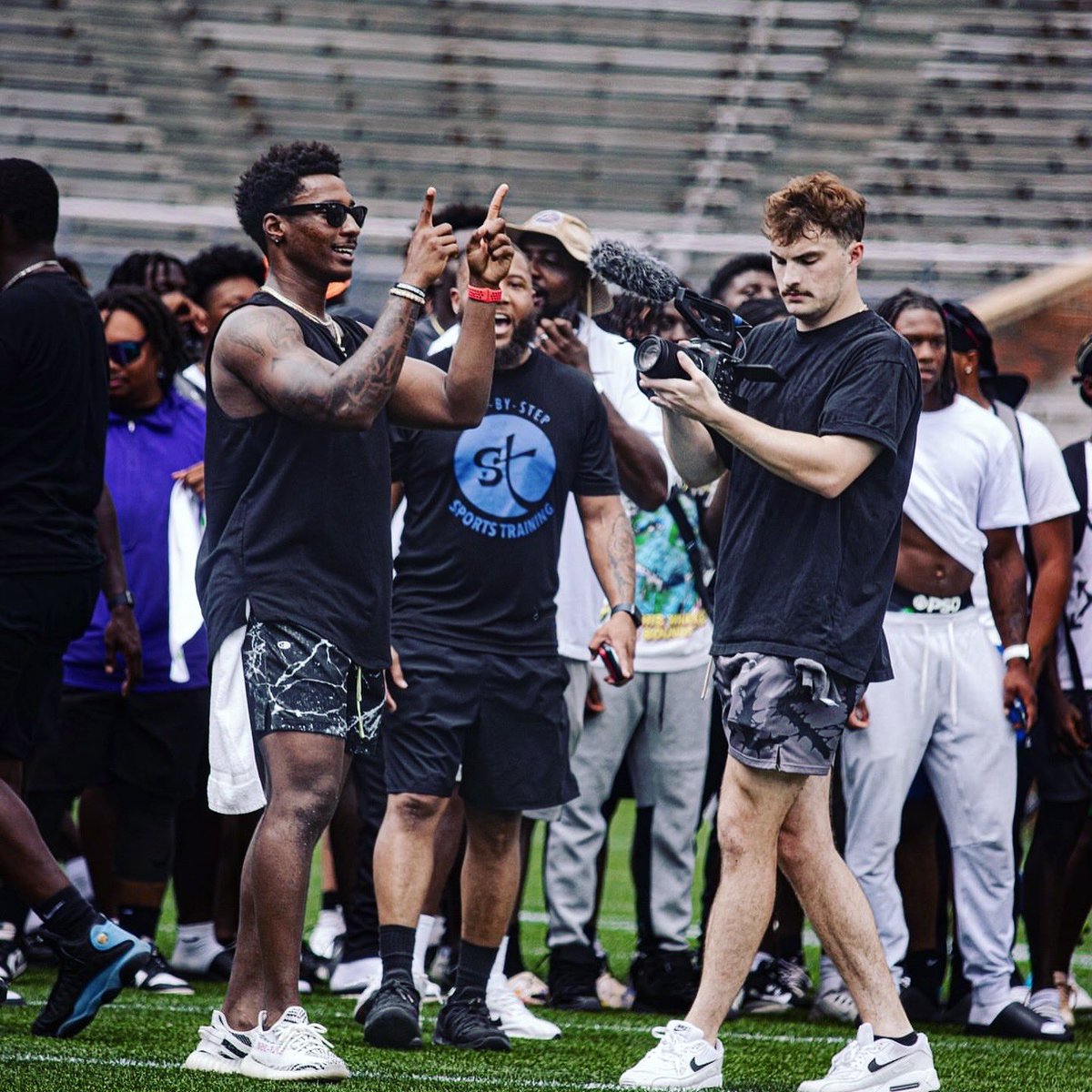 CoachL__'s tweet photo. When real 1️⃣s slide into the City @Deestroying ❌ @OTBElites &amp; say they had to Tap In 📱with ya…that’s mad ✊🏽 ! We 🔒 in 🤞🏽Ⓜ️ #Bham1v1s https://t.co/XyM1JjPEGh