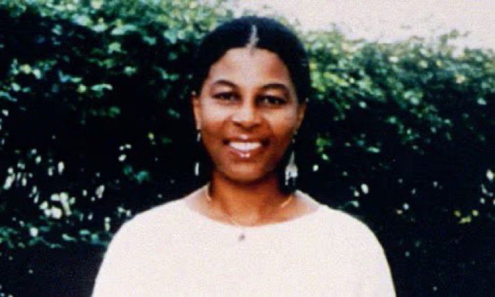 🧵On this day 31 years ago the Met Police, using their now disbanded Alien Deportation Group (ADG), broke down the door of Joy Gardner’s home in the early hours of the morning. 1/4