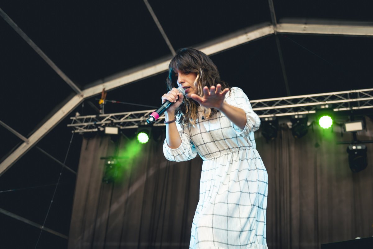 La rapera <a href="/laurasamsoy/">Laura Sam</a> nos ha arrollado con la fuerza de su poesía en el vermú de esta mañana en Sallent. ¡Qué power!