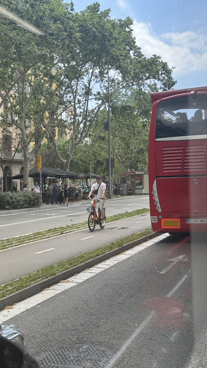caglarbiber's tweet photo. @hayrettingunc Barcelona’dan, çöpleri de kaldırıma dizmeye gerek kalmamış + otobüs yoluyla birlikte ve yükseklik farkıyla ayrılmış https://t.co/zaGuMc39mY