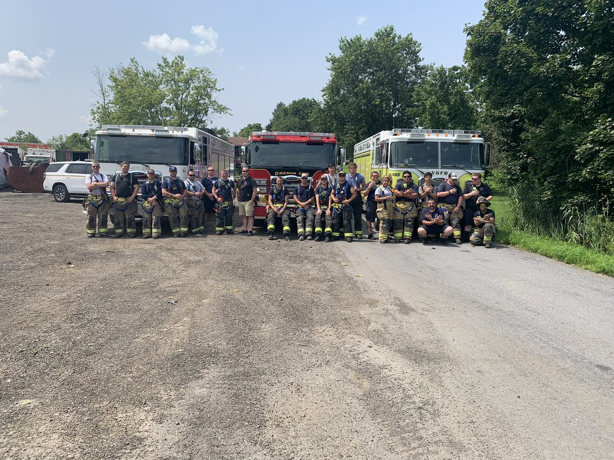 VailsGateFD's tweet image. Happy Sunday! 🚒 A crew of 7 spent this morning with Minisink Hook and Ladder Co. 1 - Goshen FD and slate_hill_fire_40 to assist with the Orange County EMT class for their vehicle extrication portion of their curriculum 🧑‍🚒