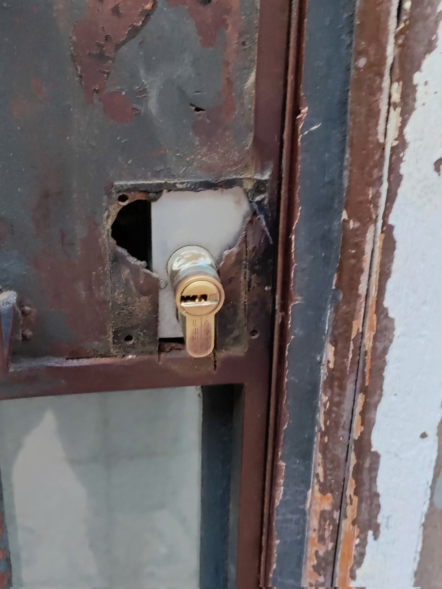 DanielL80097677's tweet image. Avui hem denunciat el lumpen que porta el menjador de Calcuta i ja han intentat entrar al meu edifici